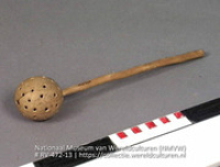 Speelgoed in de vorm van een muziekinstrument (Collectie Wereldculturen, RV-472-13)