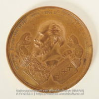 Vergulde bronzen gedenkpenning uitgereikt aan A.J. van Koolwijk (Collectie Wereldculturen, RV-6168-1)