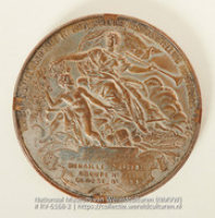 Verzilverde bronzen gedenkpenning uitgereikt aan A.J. van Koolwijk (Collectie Wereldculturen, RV-6168-2)