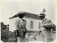 De heer Schreuder en een Arubaanse jongen voor een kerkje op het eiland Aruba in december 1927 (Collectie Wereldculturen, RV-A115-2-8), De Goeje, C.H.