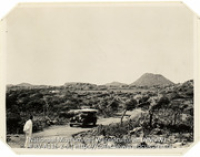 Landschap met de heuvel Hooiberg op het midden van het eiland Aruba (Collectie Wereldculturen, RV-A115-2-9), De Goeje, C.H.