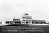 Het nieuwe stationsgebouw bij Dakota-vliegveld, 5 minuten gaans van Oranjestad, Aruba (Collectie Wereldculturen, TM-10021454)
