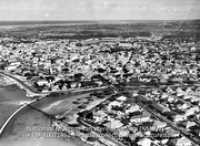 Luchtfoto van Oranjestad (Collectie Wereldculturen, TM-10021461)