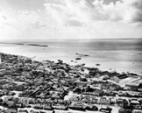 Oranjestad op Aruba van het N. Op de achtergrond het rif, waarachter de havenaanleg plaats vindt (Collectie Wereldculturen, TM-10021462)