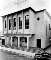 Het gebouw van de Hollandsche Bank-Unie N.V. op Aruba (Collectie Wereldculturen, TM-10021469)