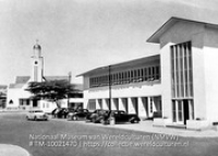 Oranjestad, Aruba. Kantoor van de Ontvanger en de Douane. Op de achtergrond de nieuwe Protestantse kerk (Collectie Wereldculturen, TM-10021470)