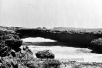 Andicouri inham met natuurlijke brug, Aruba (Collectie Wereldculturen, TM-10021486)