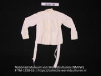 Katoenen jak met lange mouwen als onderdeel van een kostuum naar Arubaans voorbeeld (Collectie Wereldculturen, TM-1838-1b)