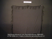 Zijden hoofddoek als onderdeel van een kostuum naar Arubaans voorbeeld (Collectie Wereldculturen, TM-1838-1e)