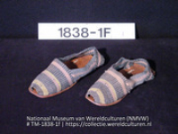 Paar wollen sandalen met leren zolen als onderdeel van een kostuum naar Arubaans voorbeeld (Collectie Wereldculturen, TM-1838-1f)