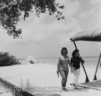 Twee jonge vrouwen op het strand (Collectie Wereldculturen, TM-20003674), Lawson, Boy (1925-1992)