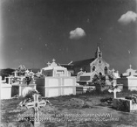 Begraafplaats met kerk op de achtergrond (Collectie Wereldculturen, TM-20003677), Lawson, Boy (1925-1992)