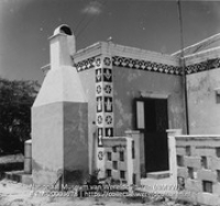 Arubaans huisje (met Indiaanse motieven) (Collectie Wereldculturen, TM-20003678), Lawson, Boy (1925-1992)
