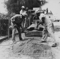 Arbeiders werken aan de bouw van het Strandhotel (Collectie Wereldculturen, TM-20003693), Lawson, Boy (1925-1992)