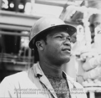 Portret van een werknemer bij de zoetwaterfabriek (Collectie Wereldculturen, TM-20003698), Lawson, Boy (1925-1992)