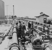 Groep werknemers bij de zoetwaterinstallatie (Collectie Wereldculturen, TM-20003699), Lawson, Boy (1925-1992)