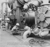 Werknemer in de zoetwaterfabriek (Collectie Wereldculturen, TM-20003700), Lawson, Boy (1925-1992)