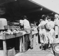 Fruitmarkt op de Lloyd G. Smith Boulevard ter hoogte van de haven (Collectie Wereldculturen, TM-20003702), Lawson, Boy (1925-1992)