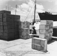 Kisten en dozen op de kade van Oranjestad (Collectie Wereldculturen, TM-20003706), Lawson, Boy (1925-1992)
