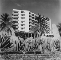 Het Aruba Carribbean Resort aan de J.E. Irausqiun Boulevard, Palm Beach (Collectie Wereldculturen, TM-20003717), Lawson, Boy (1925-1992)