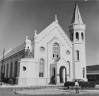 De Rooms-katholieke kerk San Francisco di Asis aan het J. Irausqiunplein (Collectie Wereldculturen, TM-20003721), Lawson, Boy (1925-1992)