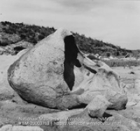 Ayo Rock Formation, een bezienswaardigheid bestaande uit monolitische rotsblokken (Collectie Wereldculturen, TM-20003763), Lawson, Boy (1925-1992)