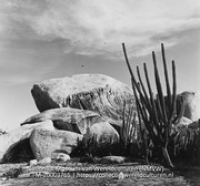 Ayo Rock Formation, een bezienswaardigheid bestaande uit monolitische rotsblokken (Collectie Wereldculturen, TM-20003765), Lawson, Boy (1925-1992)