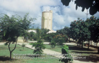 De watertoren en park in Oranjestad. (Collectie Wereldculturen, TM-20029105), Lawson, Boy (1925-1992)