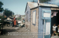 Woning met een achtererfje in Oranjestad (Collectie Wereldculturen, TM-20029478), Lawson, Boy (1925-1992)