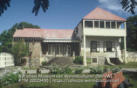 Het voormalige gouvernementsgasthuis aan de Fort Oranjestraat (St. Eustatius) (Collectie Wereldculturen, TM-20029490), Lawson, Boy (1925-1992)