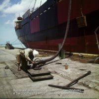 Arbeider aan het werk in de haven (Collectie Wereldculturen, TM-20029497), Lawson, Boy (1925-1992)