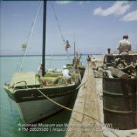Boot aan de kade met vracht schroot (Collectie Wereldculturen, TM-20029500), Lawson, Boy (1925-1992)