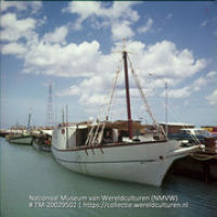 Bark in haven Oranjestad (Collectie Wereldculturen, TM-20029502), Lawson, Boy (1925-1992)