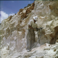 Arbeider met drilboor op een steenafgraving bij Canashito (Collectie Wereldculturen, TM-20029518), Lawson, Boy (1925-1992)