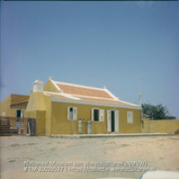 Arubaanse woning met indiaanse invloeden en geknikt tortodak (Collectie Wereldculturen, TM-20029527), Lawson, Boy (1925-1992)