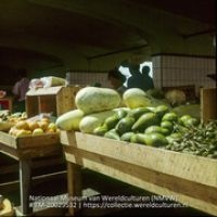 Kraam op een groenten- en fruitmarkt (Collectie Wereldculturen, TM-20029532), Lawson, Boy (1925-1992)