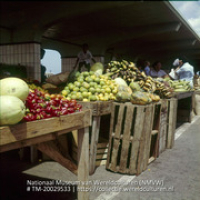 Kraam op een groenten- en fruitmarkt (Collectie Wereldculturen, TM-20029533), Lawson, Boy (1925-1992)