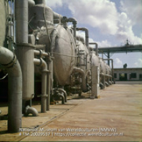 Destillatieketels van Lago olieraffinaderij (Collectie Wereldculturen, TM-20029537), Lawson, Boy (1925-1992)