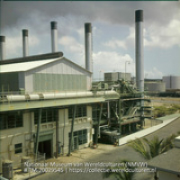 Fabriek en stoomketels van Lago olieraffinaderij (Collectie Wereldculturen, TM-20029545), Lawson, Boy (1925-1992)