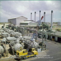 Destillatieketels, de fabriek en stoomketels op Lago olieraffinaderij, met op de voorgrond een hijskraan (Collectie Wereldculturen, TM-20029556), Lawson, Boy (1925-1992)