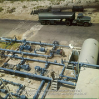 Zoetwatercircuit van Lago olieraffinaderij en een tankwagen (Collectie Wereldculturen, TM-20029558), Lawson, Boy (1925-1992)