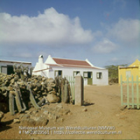 Arubaanse woning met tortodak op het platteland bij Casibari (Collectie Wereldculturen, TM-20029561), Lawson, Boy (1925-1992)