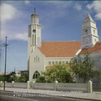 De Protestantse Kerken aan de Wilhelminastraat in Oranjestad; rechts het oude gebouw (anno 1846) en links het nieuwe (anno 1950) (Collectie Wereldculturen, TM-20029567), Lawson, Boy (1925-1992)
