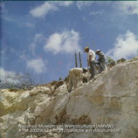 Arbeiders brengen dynamietlading aan bij een steenafgraving (Collectie Wereldculturen, TM-20029612), Lawson, Boy (1925-1992)