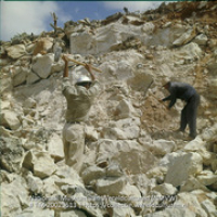 Arbeiders hakken steen bij steenafgraving (Collectie Wereldculturen, TM-20029613), Lawson, Boy (1925-1992)