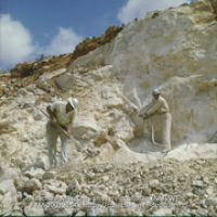 Arbeiders boren gaten voor het plaatsen van springlading (Collectie Wereldculturen, TM-20029614), Lawson, Boy (1925-1992)