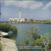 Fabriek voor het ontzilten van zeewater (Collectie Wereldculturen, TM-20029615), Lawson, Boy (1925-1992)