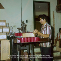 Man aan het werk in een kaarsenfabriek (Collectie Wereldculturen, TM-20029630), Lawson, Boy (1925-1992)