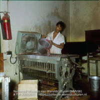 Kaarsenfabriek, het gieten van was. (Collectie Wereldculturen, TM-20029631), Lawson, Boy (1925-1992)