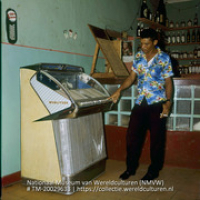Man bij een jukebox (Collectie Wereldculturen, TM-20029633), Lawson, Boy (1925-1992)